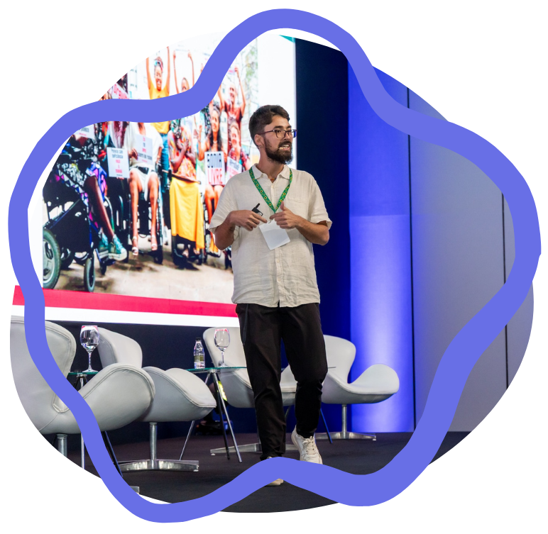 Homem com camisa branca falando ao microfone