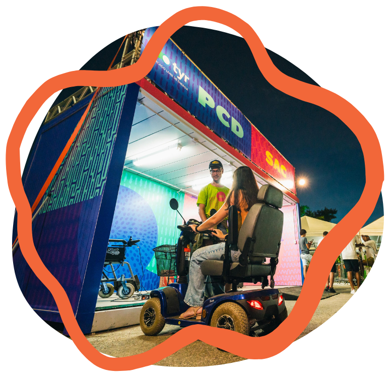 Container com uma garota de cadeira de rodas entrando e um garato recepcionando